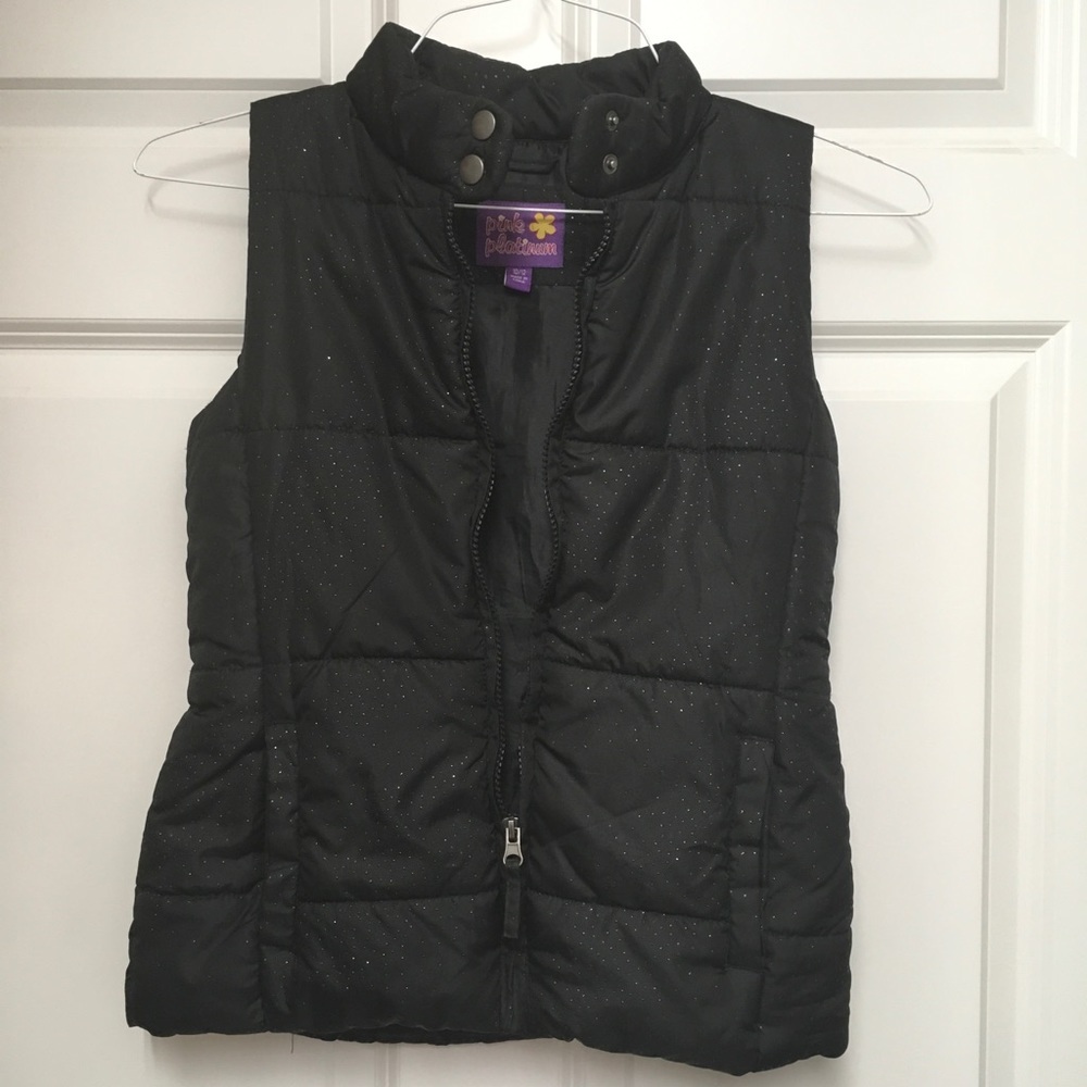 Sleeveless vest with zip up front
